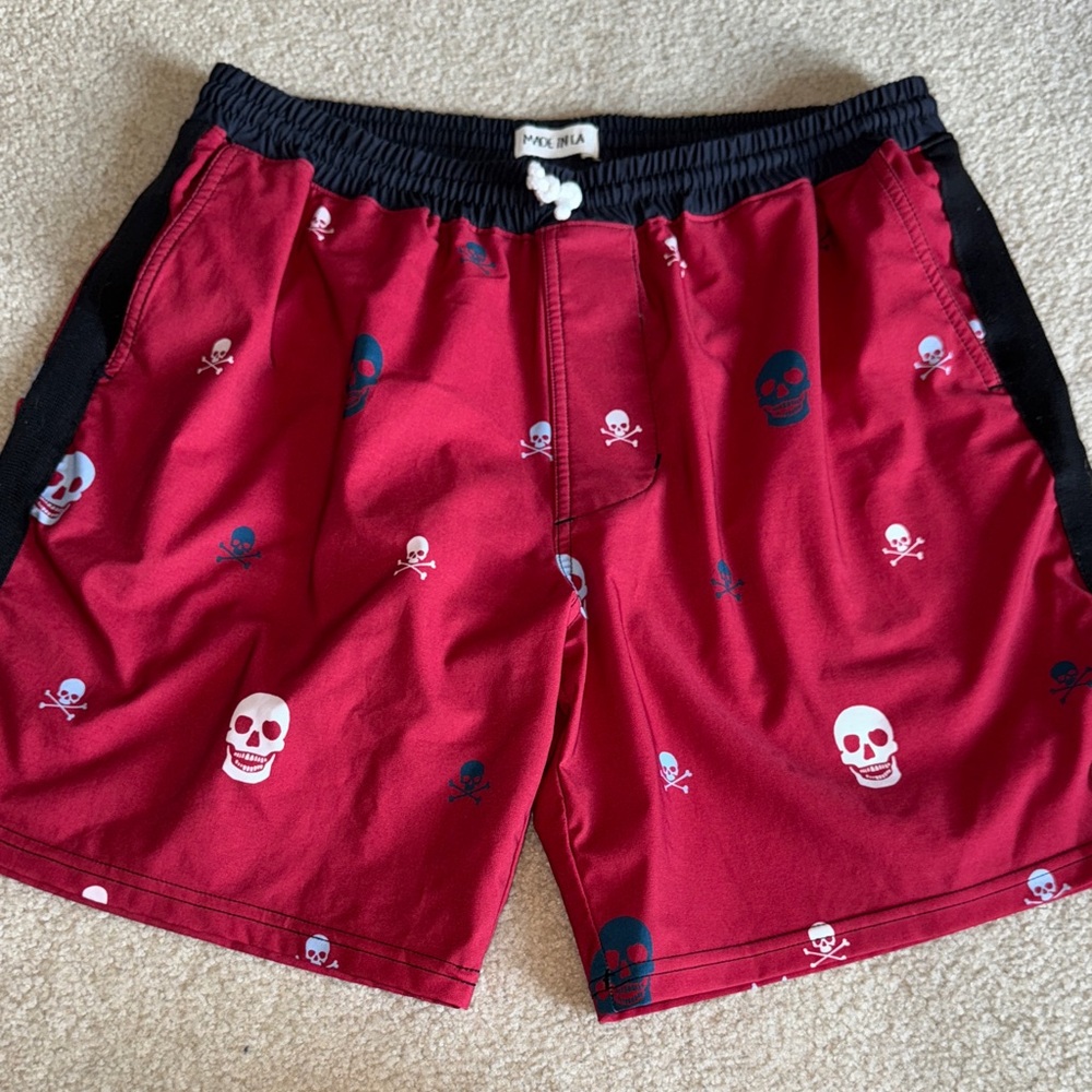 Red Skull Print men’s swim trunks
